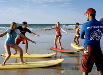 Toma una clase de surf mientras estudias en Australia